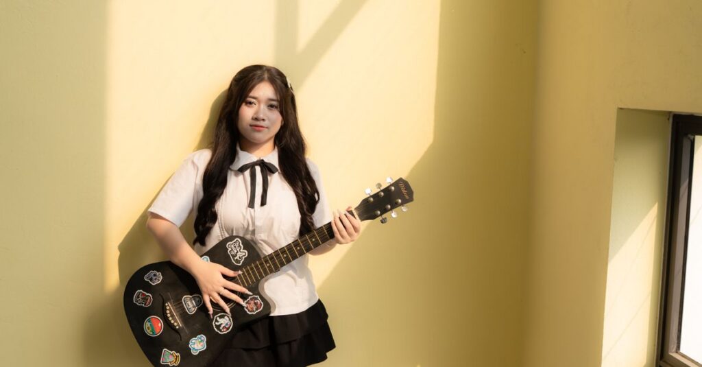 薄暗い部屋でギターを抱える女の子。孤独の中で育った音楽が、やがて誰かの心に届いていく。