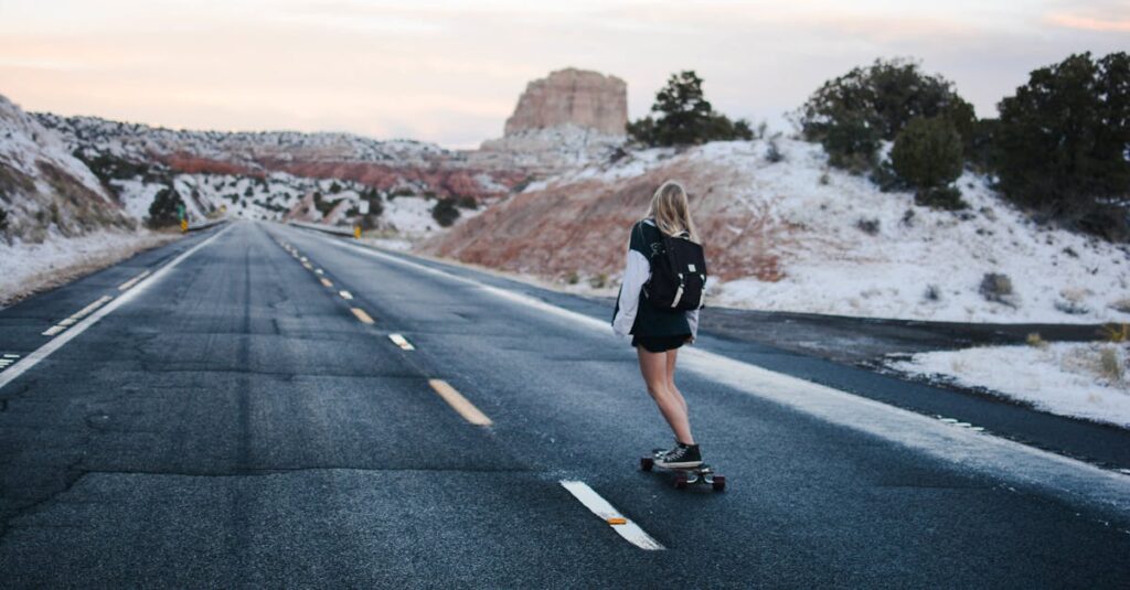 新しい人生の道が始まる、夜明けの道を歩き出す女性のイメージ