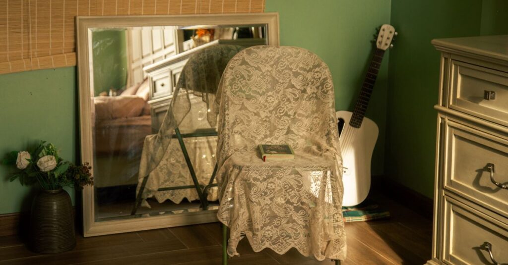 薄暗い部屋でギターを抱える女の子。孤独の中で育った音楽が、やがて誰かの心に届いていく。
