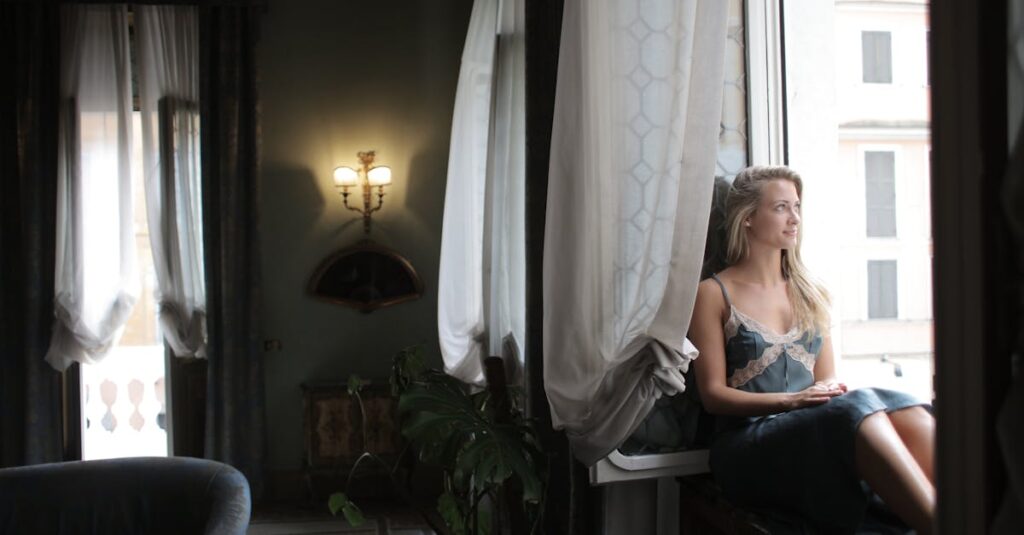 やわらかな光の中で静かに待つ女性。ふわりKIKUTEでは、予約の瞬間からそっとあなたを感じ始めています。