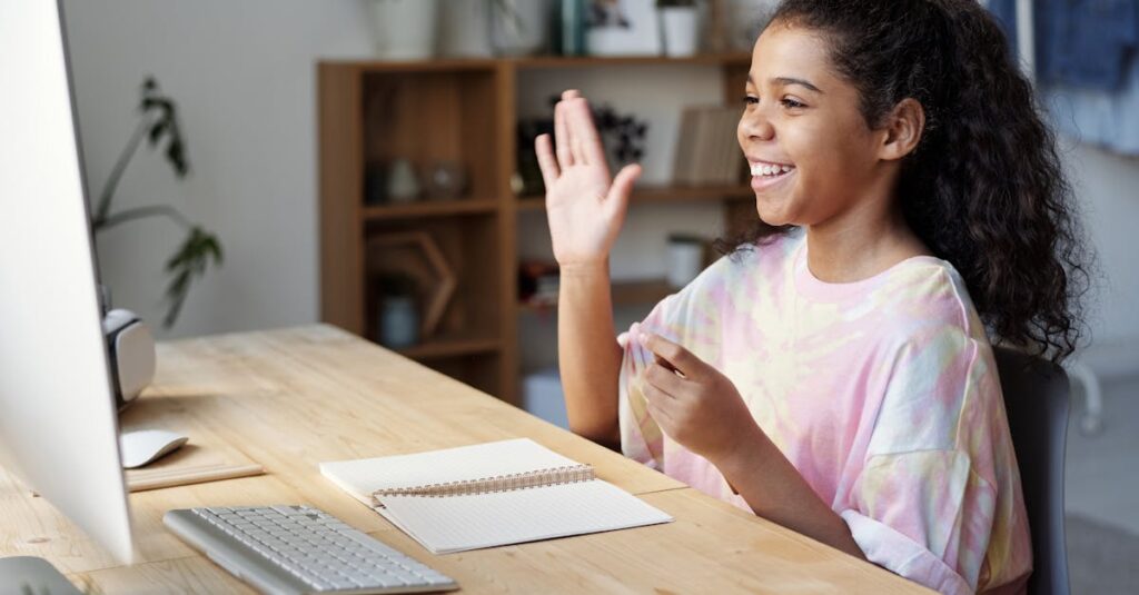 友人の幸せを見て心がざわつくアニメキャラクターの切ない表情