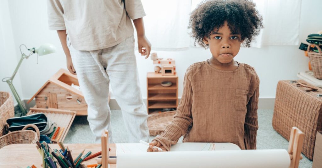 内向的ながらも希望を抱くアニメの少女。孤独を受け入れながら前向きに進む姿を描いた感動的な場面