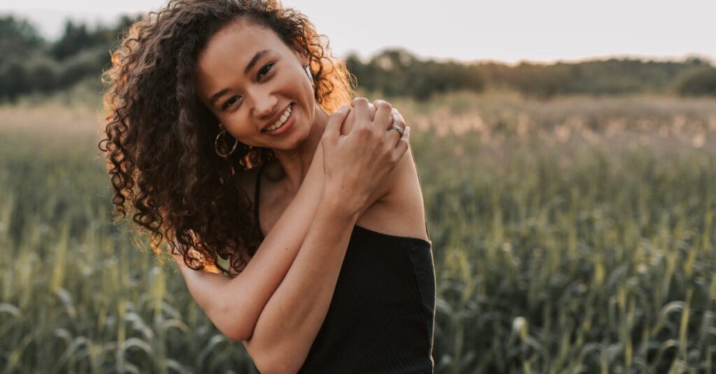 自分の気持ちに素直になって穏やかに笑うアニメキャラクター