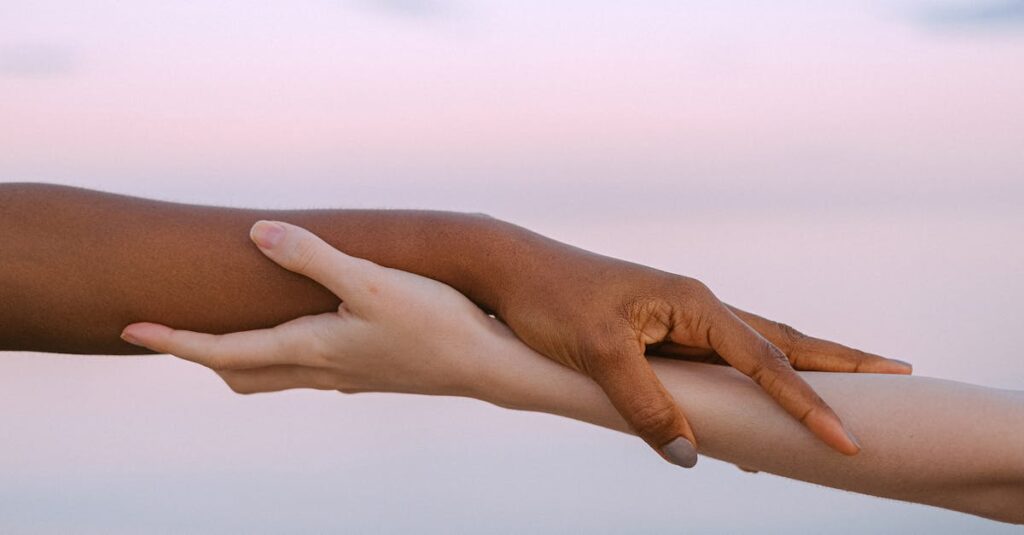 気づかれないままそっと誰かを助ける手。評価されなくても、そのやさしさは確かに届いている。