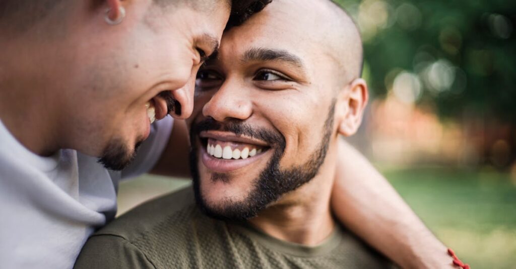 お互いに笑顔で寄り添う二人。自分も相手も、どちらも幸せでいていい。