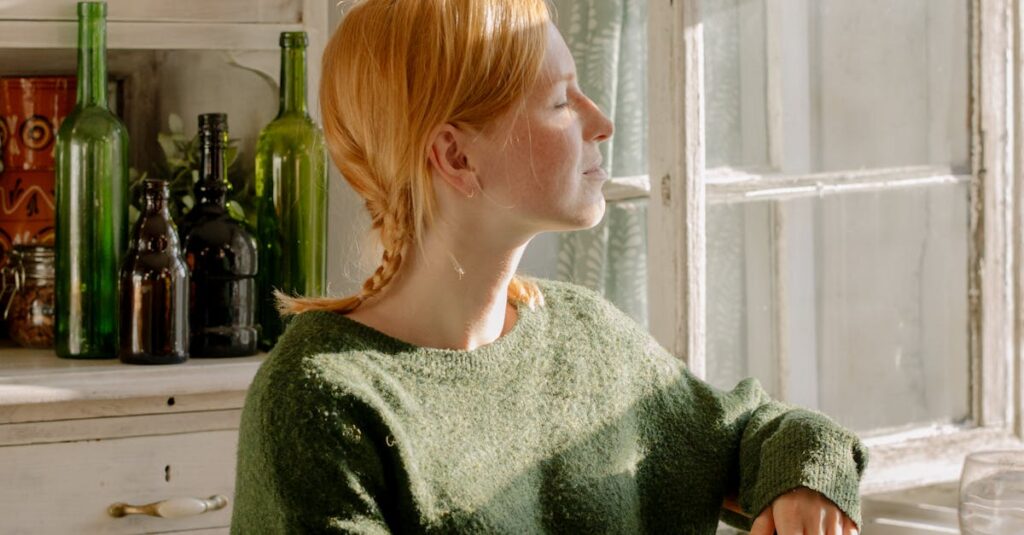 静かに自分の気持ちと向き合う女性。嫉妬を責めるのではなく、そっと受け取る時間。