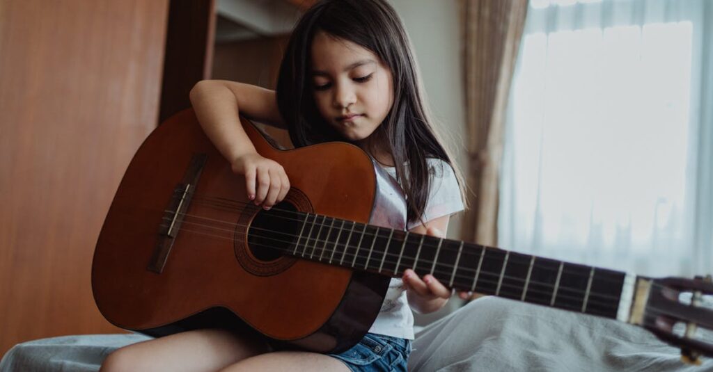 薄暗い部屋でギターを抱える女の子。孤独の中で育った音楽が、やがて誰かの心に届いていく。