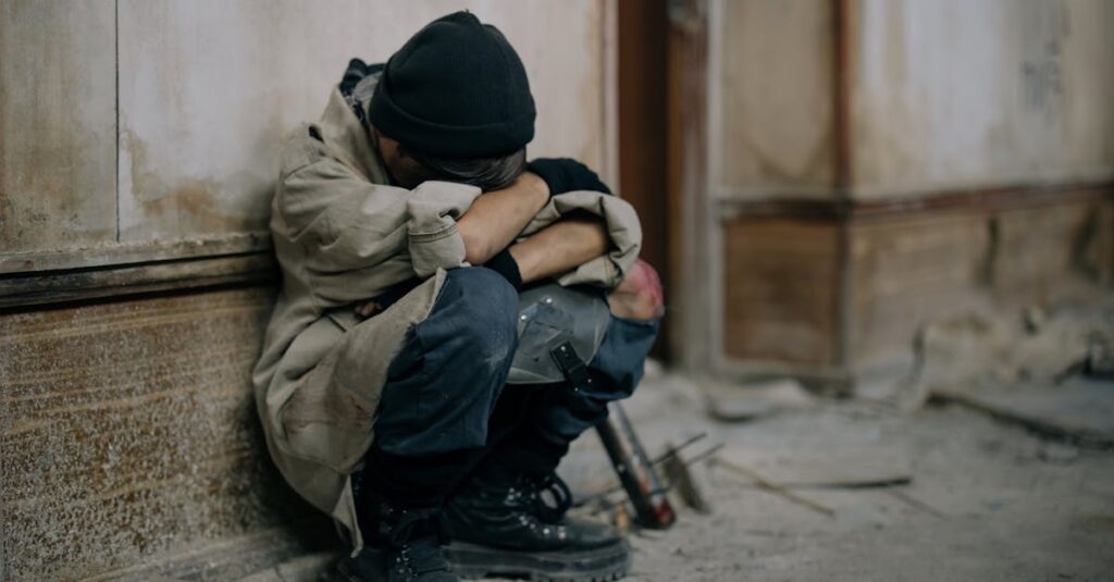 表情は穏やかでも心に葛藤を抱えるアニメキャラのイメージ