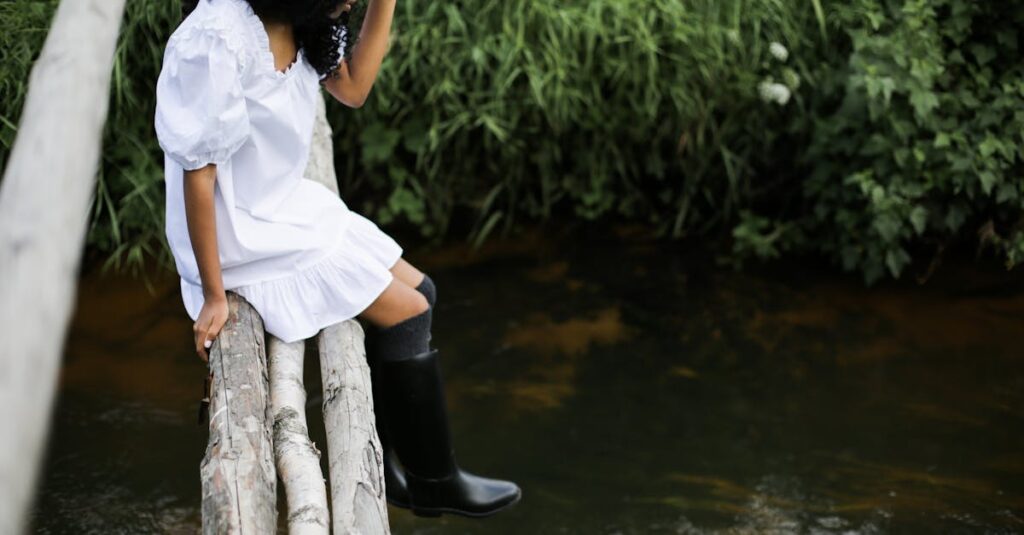 夜空の下、橋を渡り新しい道へ進むアニメキャラクターのシルエット