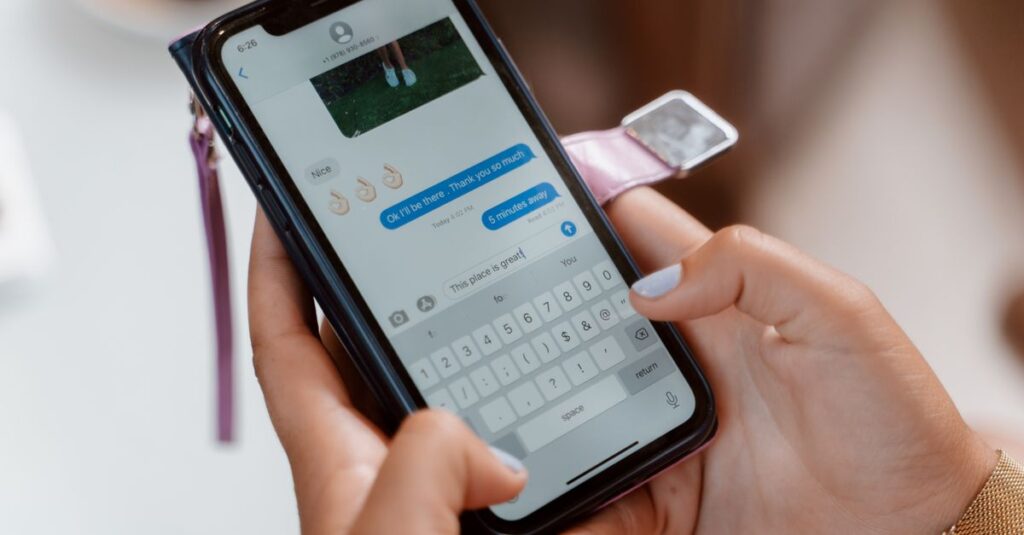 スマートフォンでメッセージをやり取りする手元。気軽につながれる、安心のかたち。
