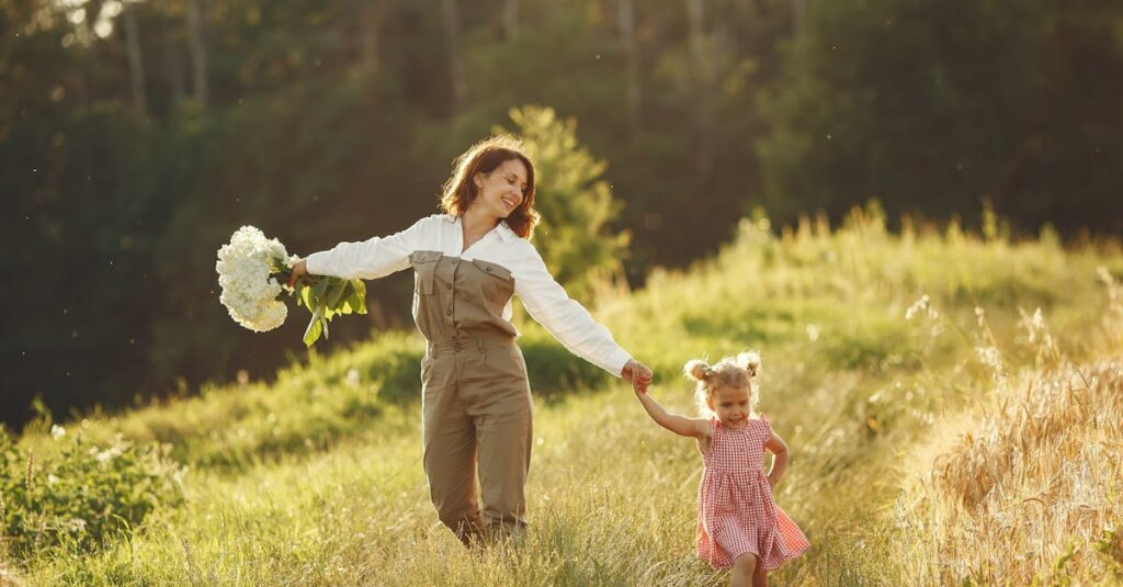 橋を渡り光の中へ歩き出すアニメキャラクターのシルエット