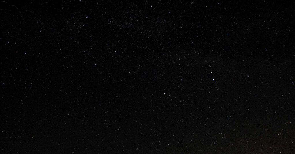 静かに輝く夜空の星々。誰とも違っていても、あなたの星はちゃんとそこにある。