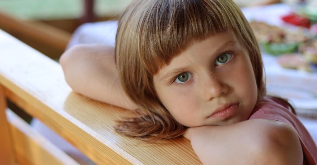 やわらかな光の中で豊かな表情を見せる女の子。素直さの奥に、ちょっとだけ不安げなまなざしがある。
