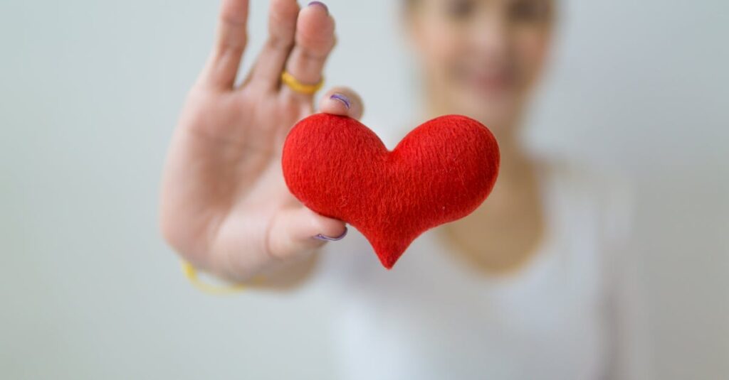 川本ひなたのように優しくて人に気をつかう女の子キャラクターのイメージ