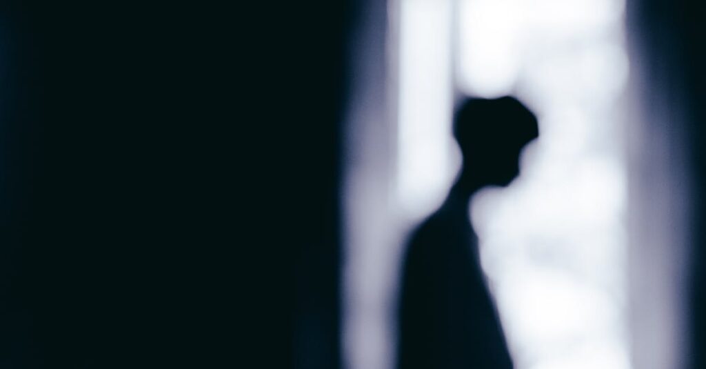 やわらかな光の中で不安を抱えながらも静かに立つ人。本当の強さは、不安を消すことじゃない。