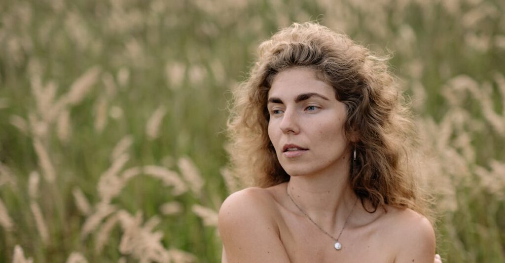 自分の本音を探す女性、静かな光に包まれた癒しのイメージ