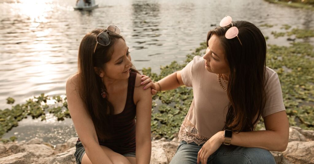 背景に静かに溶け込む女性。遠慮し続けることで、自分が見えなくなっていく。
