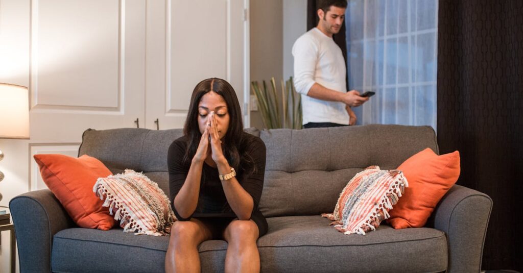 本音を言えず寂しさを抱えるアニメキャラクターのシルエット