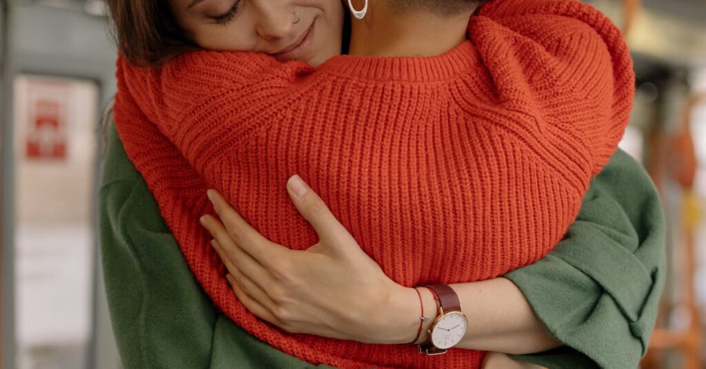 夕暮れの中を並んで歩くふたり。永遠ではない今だからこそ、一緒にいる時間が輝く。