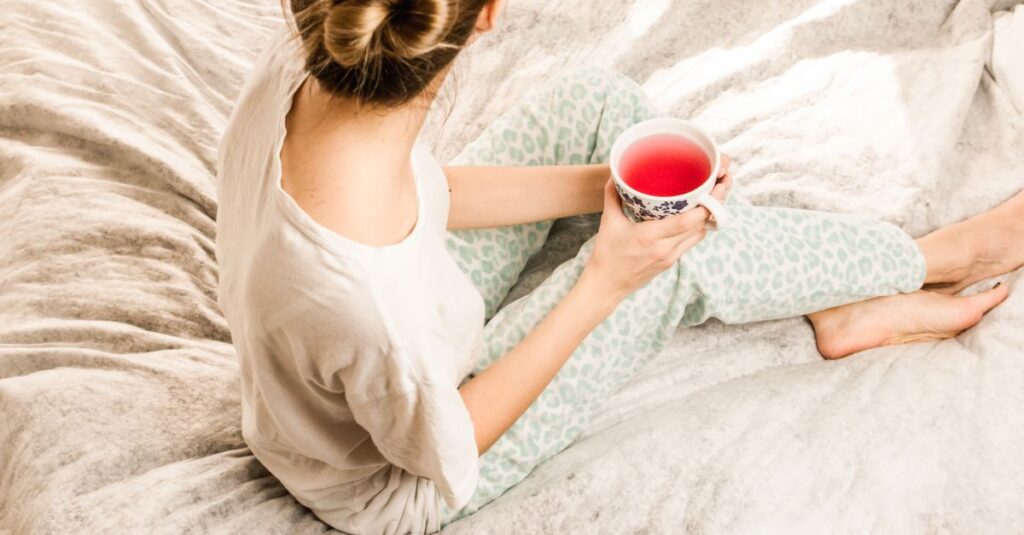 静かに自分を労る女性。自分を満たすことが、誰かへの愛の始まり。
