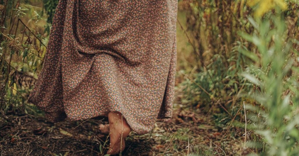 やわらかな光の道を一歩踏み出す女性。小さな一歩が、自分の物語を動かしていく。