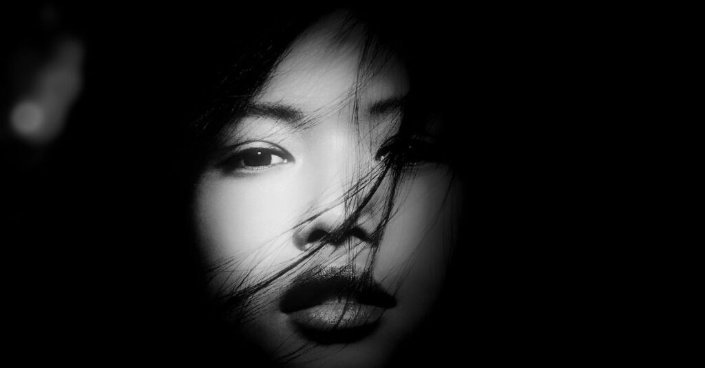 強さの裏に繊細さを持つ女性。自分を表現したい、でも怖い。その両方が共存している。