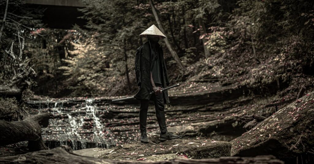 薄暗い光の中でひとり佇む若い戦士。復讐だけを生きる理由にしていたとき、心は空洞だった。
