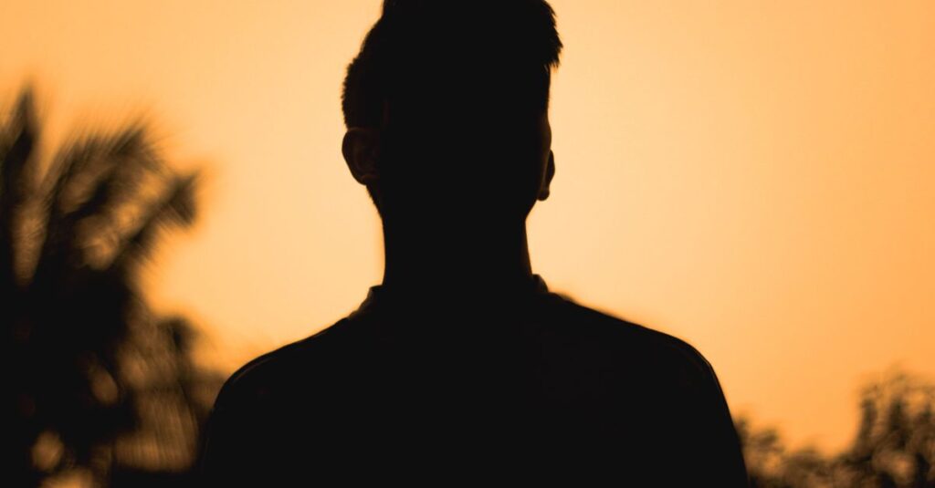 やわらかな光の中で静かに佇む戦士。本当の強さとは何か、その問いをトールズは背中で示していた。