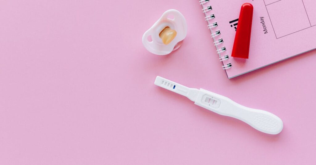 胸に手をあて自分の気持ちに向き合うアニメキャラクターの横顔