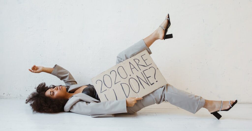 読後に深い感情を残して静かに本を閉じる女性の姿