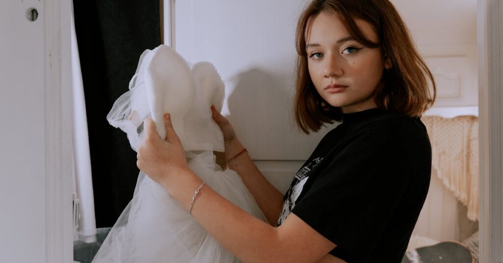 恋の迷いと決断に揺れるアニメキャラクターの切ない横顔