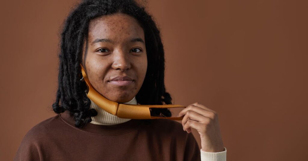 仮面を外して本当の自分を取り戻すアニメキャラクターの姿