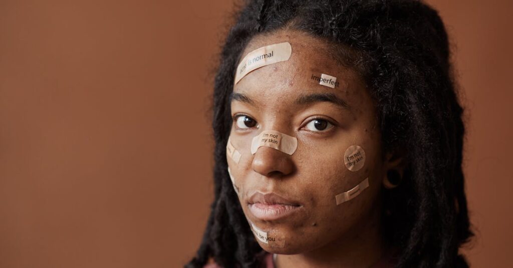 自分に価値があるのか悩むアニメキャラが鏡を見つめているシーン