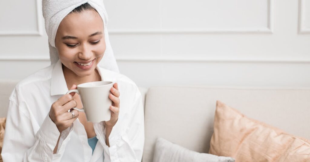 静かに自分を労る女性。自分を満たすことが、誰かへの愛の始まり。