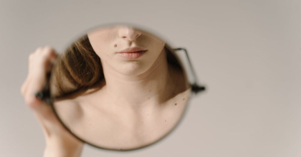 静かにうつむく女性。「私なんて」という言葉が、心の中で繰り返される時間。