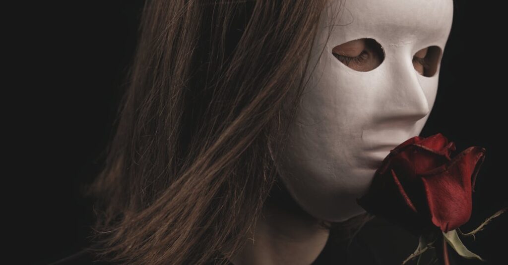 仮面をかぶって本音を隠すアニメキャラクターのシルエット