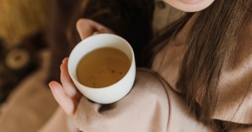静かに自分を労る女性。自分を満たすことが、誰かへの愛の始まり。