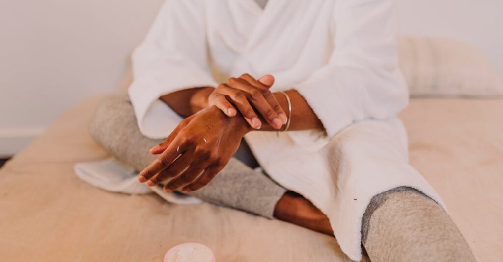 自分の気持ちを認めて優しく微笑むアニメキャラクターの姿