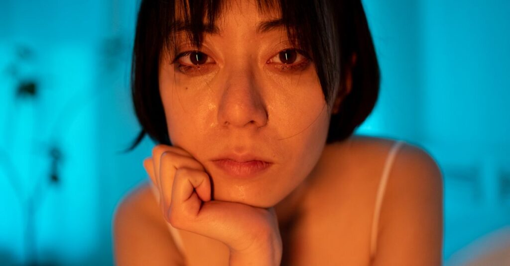 大丈夫と言い続ける女の子。「大丈夫」の下に、本当はたくさんの我慢が積もっている。