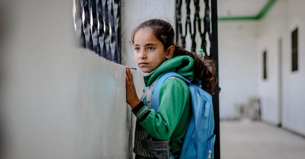 ステージライトを浴びて未来を見つめるアニメキャラクターの背中