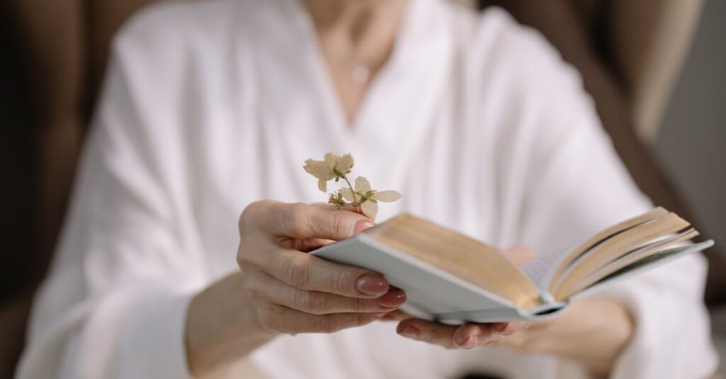 やわらかな朝の光の中でカードをそっと手に持つ人。一枚の気づきが、明日をすこし優しくする。