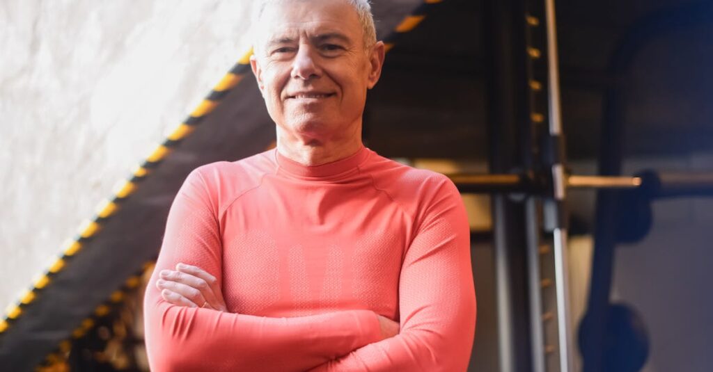 一歩踏み出して成長するアニメキャラクターのシーン