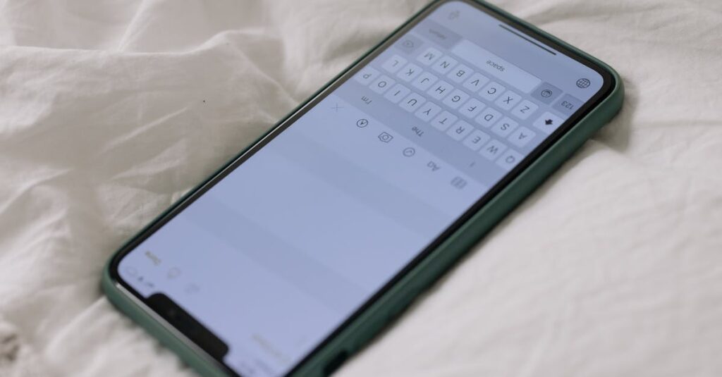 スマートフォンでメッセージをやり取りする手元。気軽につながれる、安心のかたち。