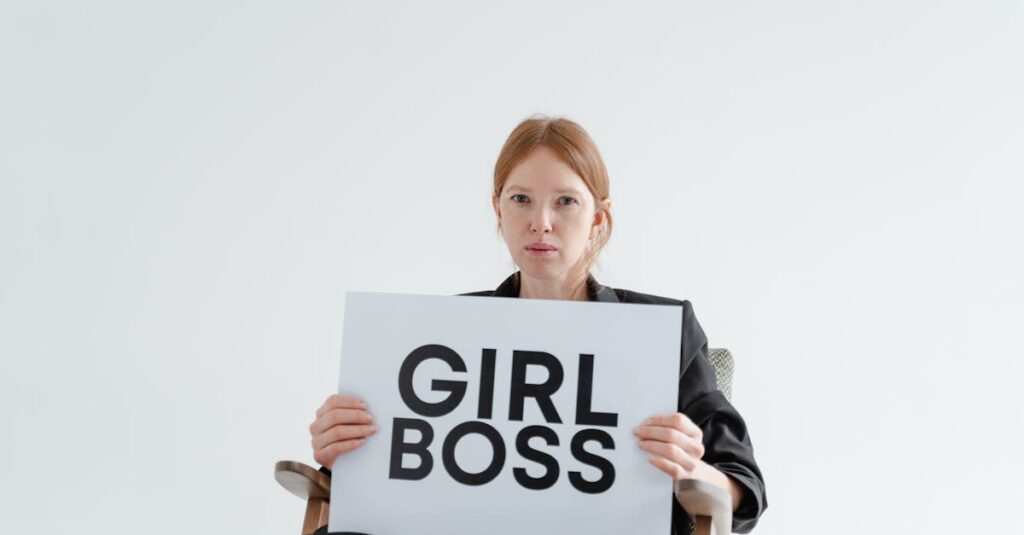 常識にとらわれず自分の道を進む少女のイメージ、猫猫のような雰囲気