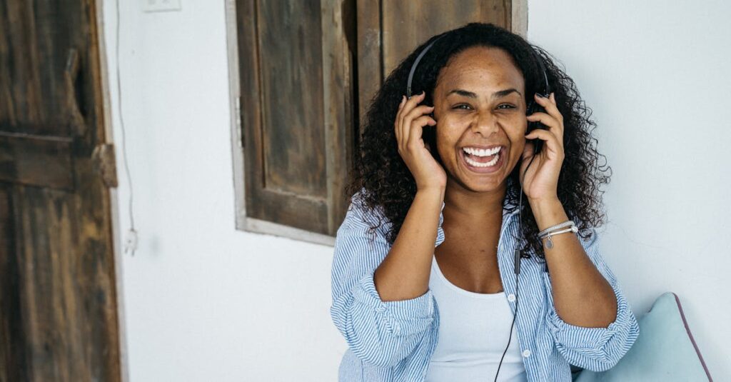 自分の気持ちに素直になって穏やかに笑うアニメキャラクター