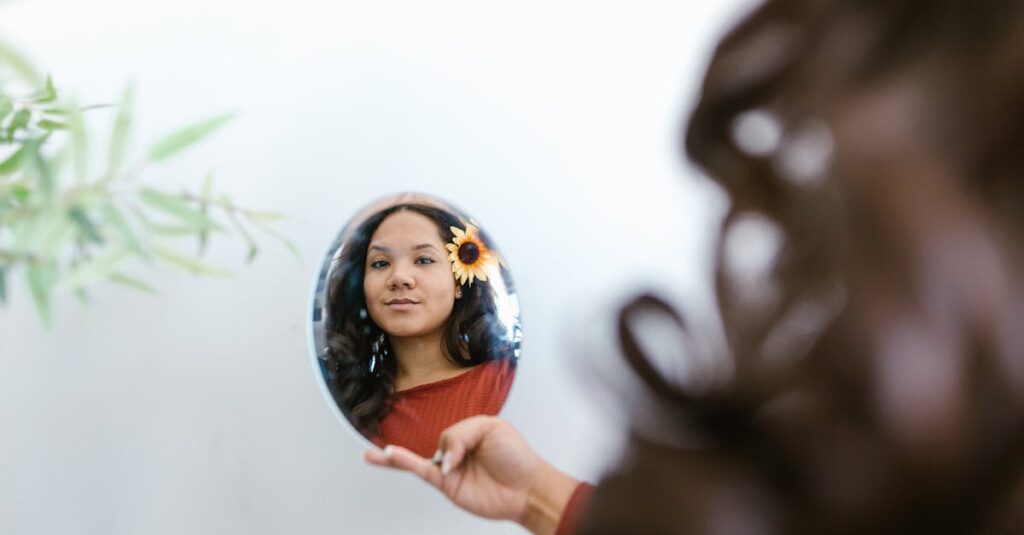 鏡の前で静かに自分と向き合う女性。「自分はどうしたいか」を問い直す、静かな時間。