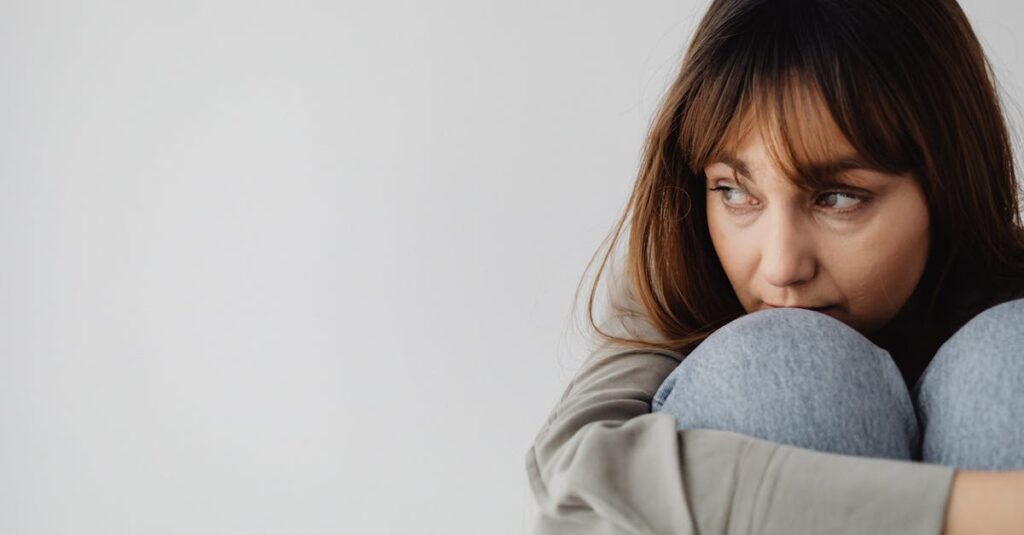 自分の価値にそっと気づき始める女性。「私なんて」の言葉の裏にある、本当の気持ち。