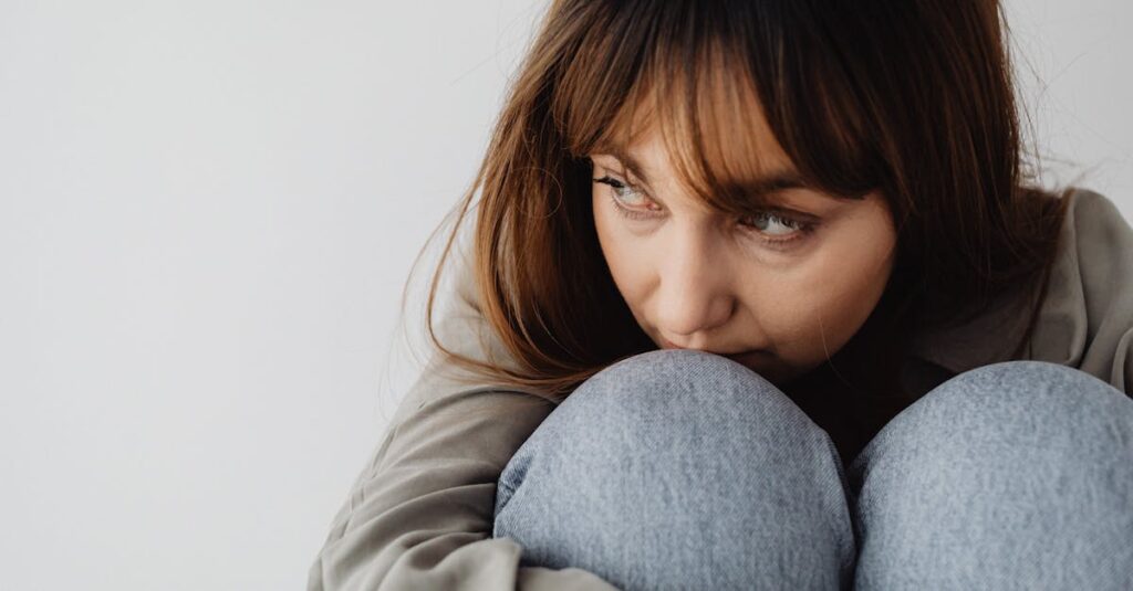 遠くを見つめる女性。嫉妬の奥に隠れた、本当の望み。