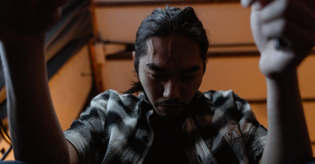 表情は穏やかでも心に葛藤を抱えるアニメキャラのイメージ