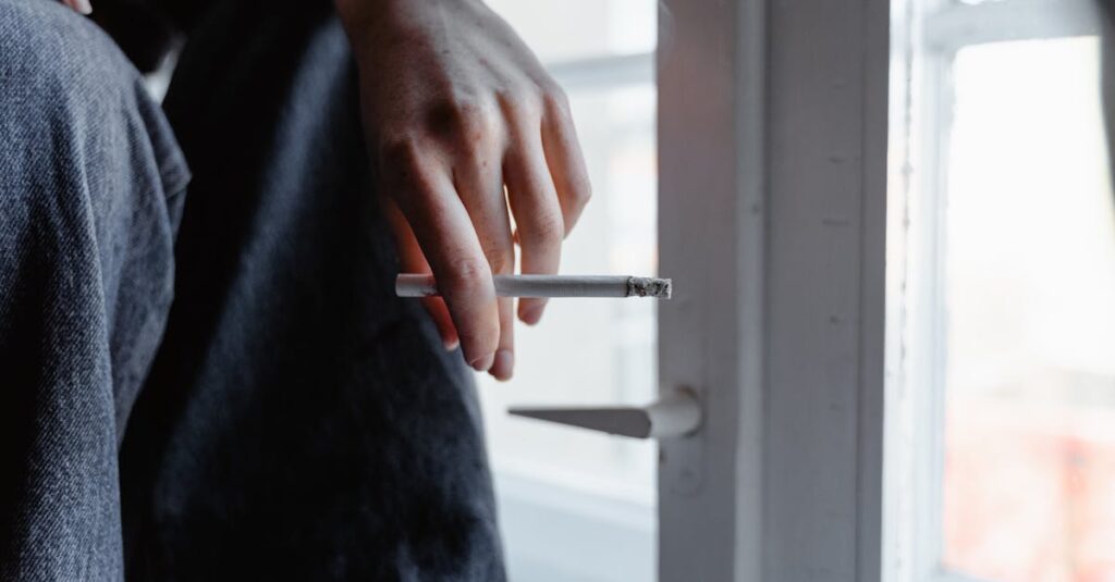 やわらかな光の中で不安を抱えながらも静かに立つ人。本当の強さは、不安を消すことじゃない。